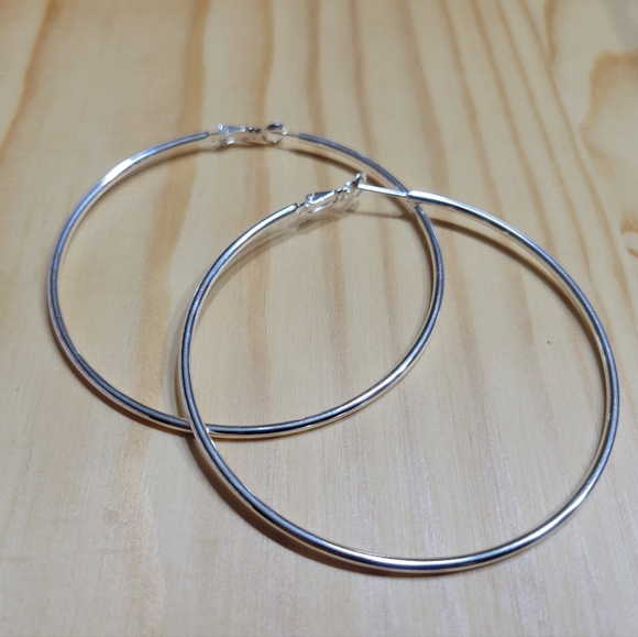 Thin Silver Round Hoop Lightweight Earrings NEW - Picture 2 of 9